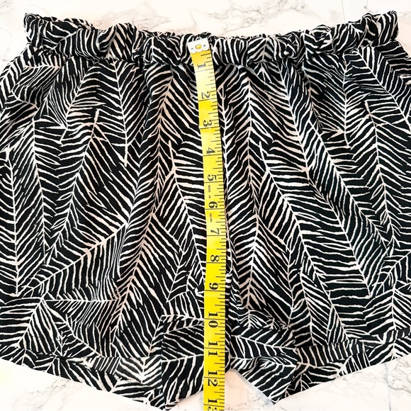 Fab’rik | Black & White Loose Flowy Shorts - Picture 8 of 10